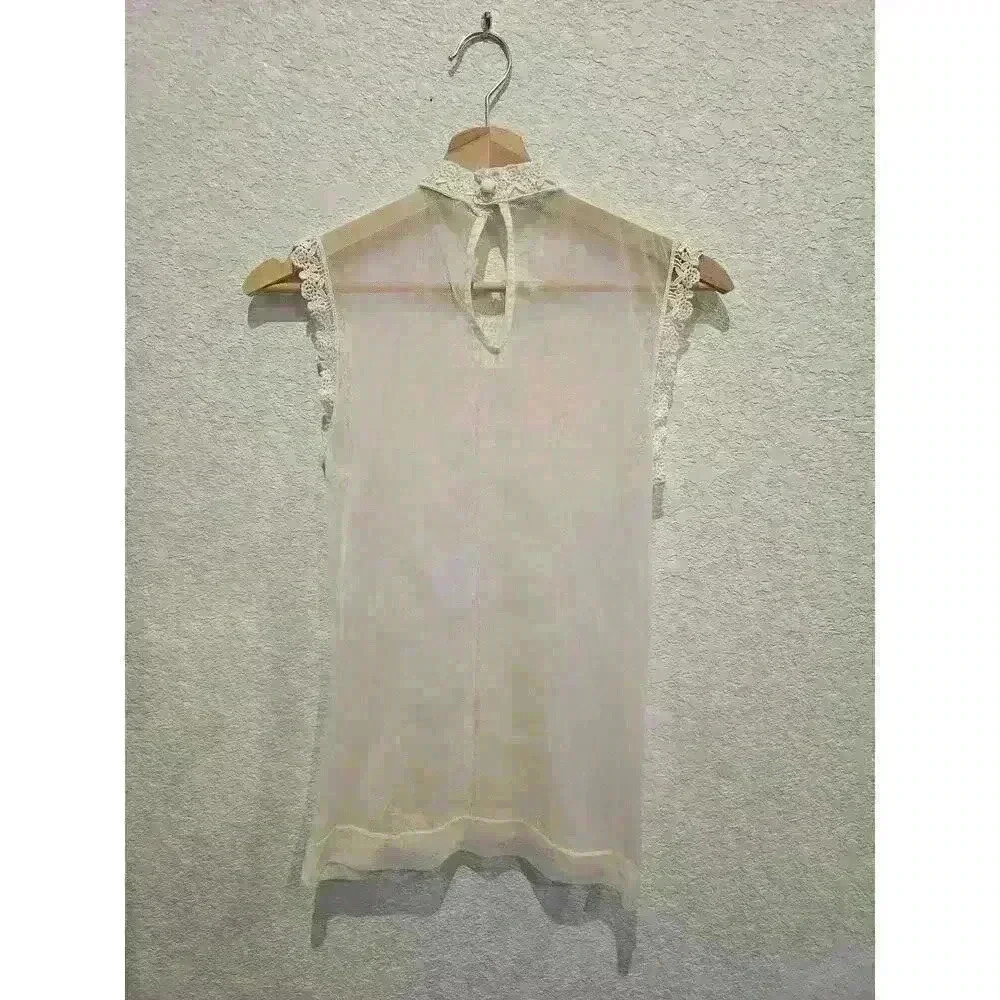 Vintage white coquette style blouse. Size small. - Picture 3 of 4